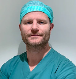 Spesialist i oral kirurgi Fredrik Lindberg ved Tannami Klinikk